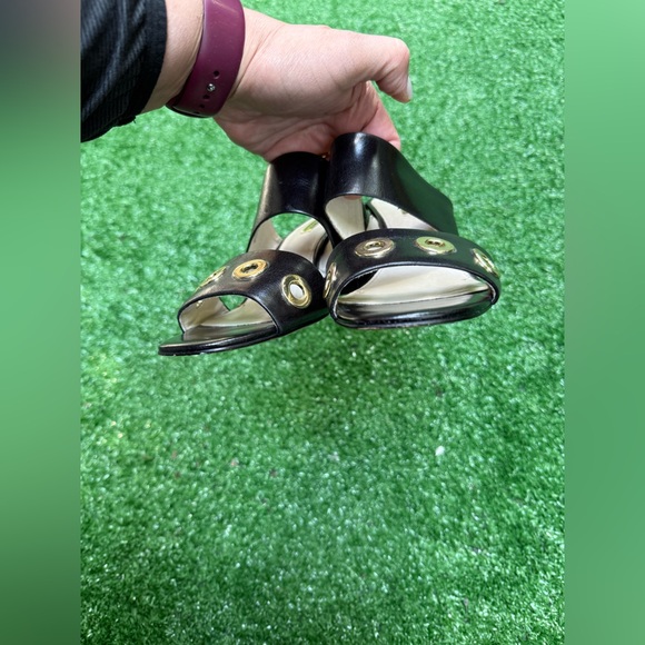 Louise et Cie Women's Kamea Grommet Embellished Black Sandals Size 8.5 - Picture 4 of 13